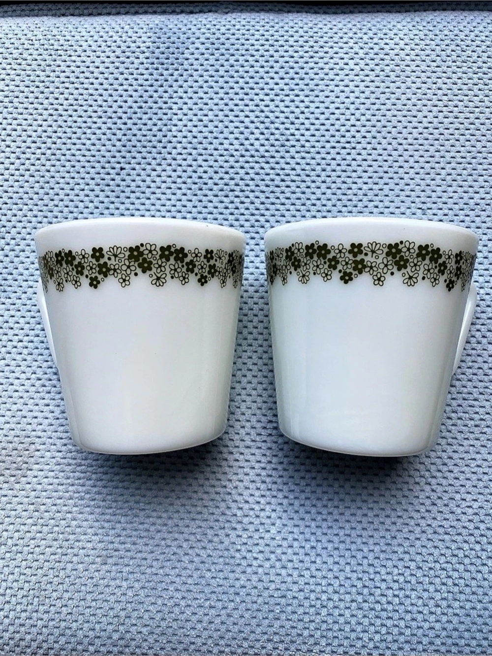 Pyrex 2 Mugs Crazy Daisy Pattern Vintage
